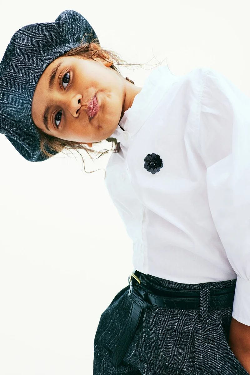 اتش اند ام بلوزة بياقة مكشكشة