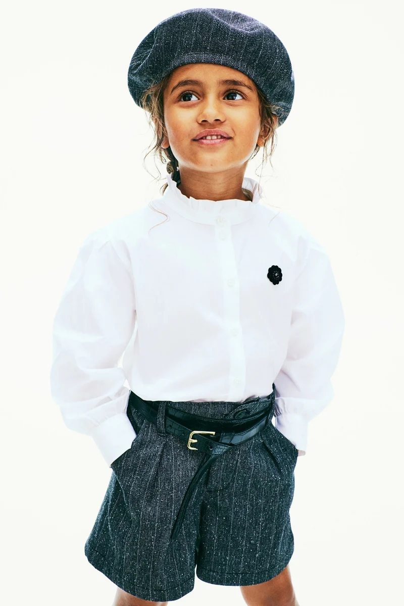 اتش اند ام بلوزة بياقة مكشكشة