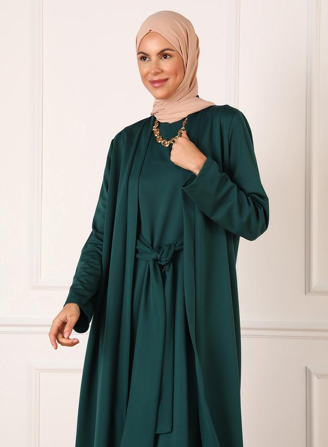 رفقة من مودانيسا فستان ماكسي بحزام خصر زمردي من رفقة مودانيسا مع طقم كيمونو - Image 3