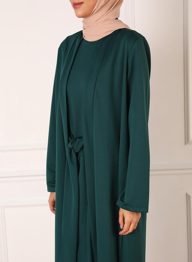 رفقة من مودانيسا فستان ماكسي بحزام خصر زمردي من رفقة مودانيسا مع طقم كيمونو - Image 4