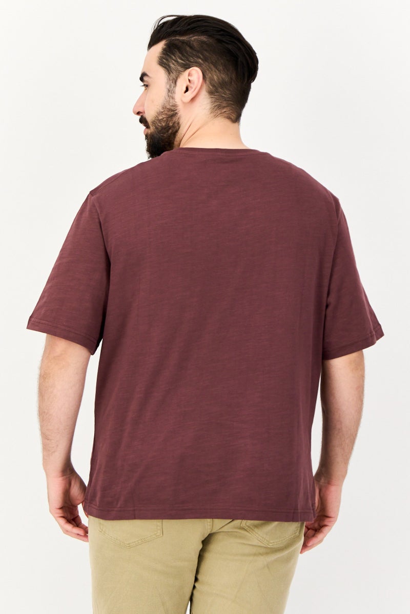 Wrangler تي شيرت رجالي بأكمام قصيرة و ياقة دائرية، لون مارون فاتح - Image 4