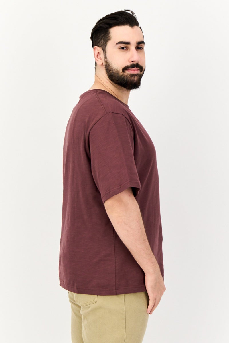 Wrangler تي شيرت رجالي بأكمام قصيرة و ياقة دائرية، لون مارون فاتح - Image 2