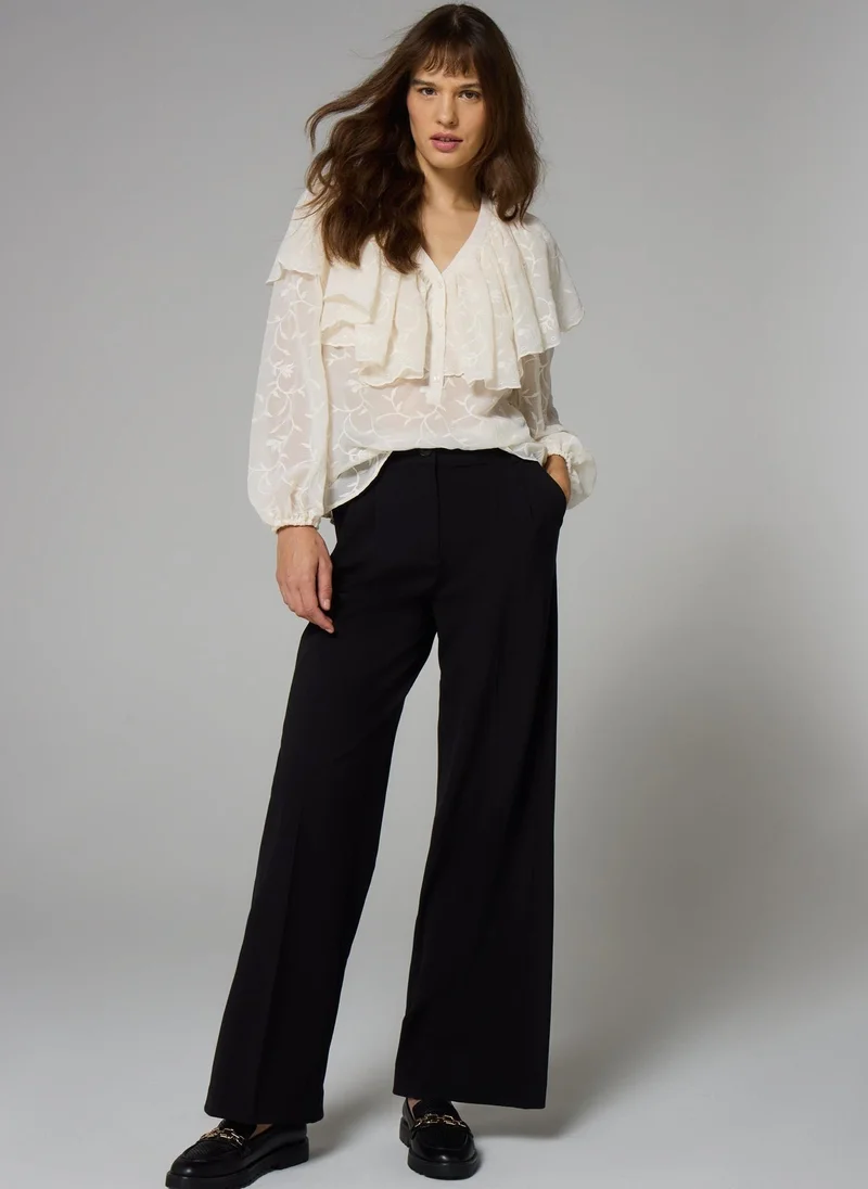 ماتلان بلوزة إت فوا دانتيل مكشكشة باللون العاجي