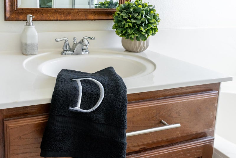Decorvo منشفة يد سوداء فاخرة للحمام - منشفة مزخرفة أولية مزخرفة بمنشفة مزخرفة للمسحوق - Gots Organic Certified - مجموعة من أحرفين د  - Image 3