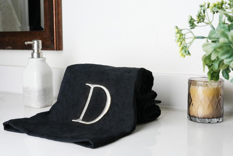 Decorvo منشفة يد سوداء فاخرة للحمام - منشفة مزخرفة أولية مزخرفة بمنشفة مزخرفة للمسحوق - Gots Organic Certified - مجموعة من أحرفين د  - Image 4