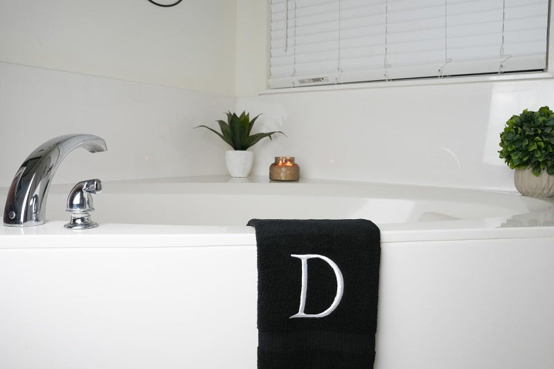 Decorvo منشفة يد سوداء فاخرة للحمام - منشفة مزخرفة أولية مزخرفة بمنشفة مزخرفة للمسحوق - Gots Organic Certified - مجموعة من أحرفين د  - Image 5