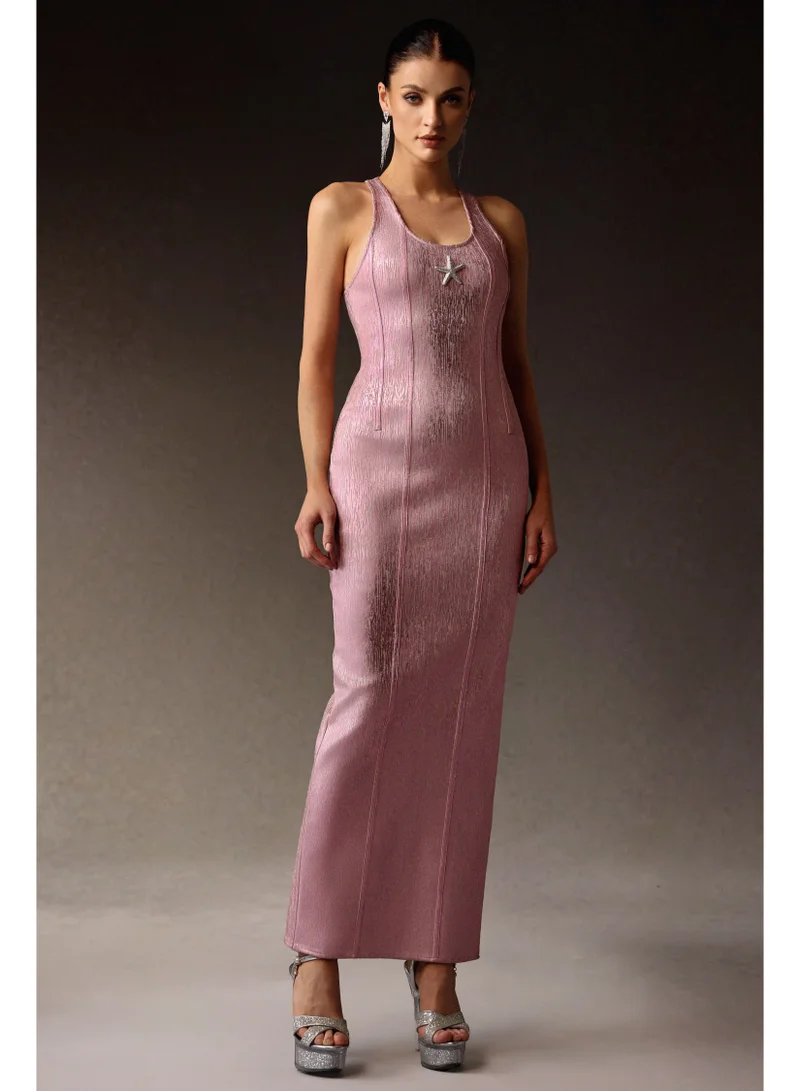 بيلا بارنيت فستان ماكسي بدون أكمام بتصميم نجمة البحر من فيرويس