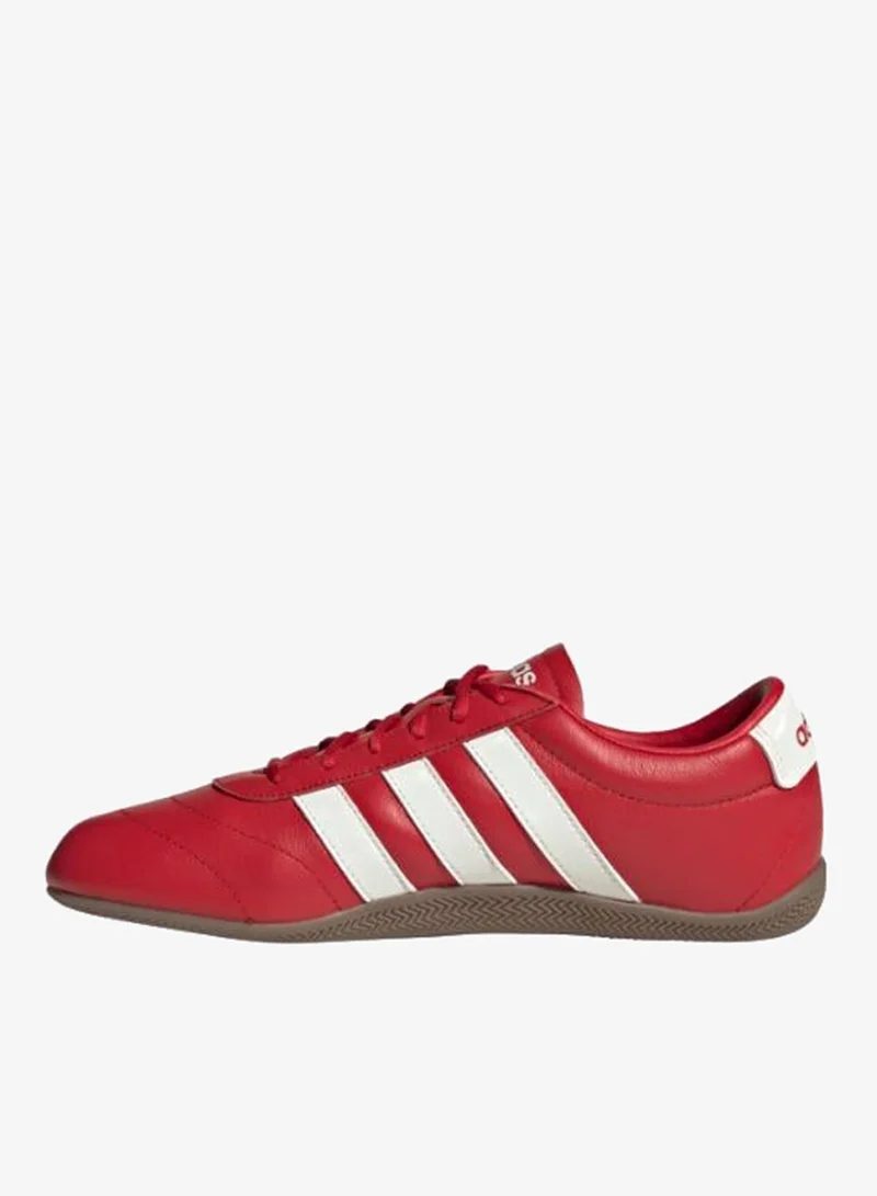 adidas حذاء رياضي نسائي جراند كورت لو أحمر
