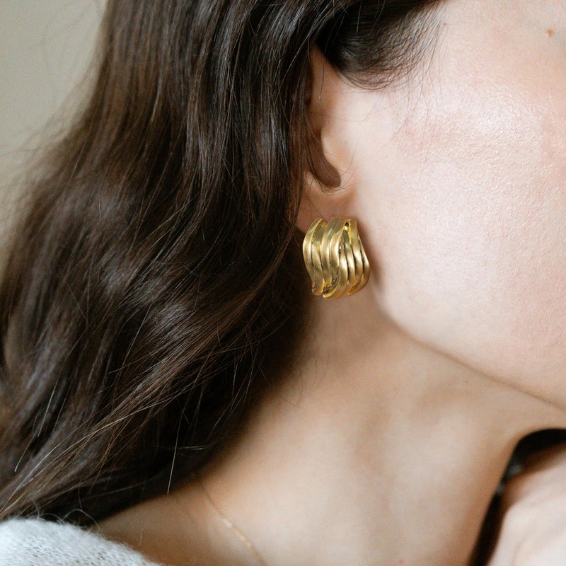Mytys Two Tone Huggie Hoop Earrings Cross Over Design Twisted Rope Silver Gold Statement Wide Band Clip On Hoops for Women Fashion Jewelry Gift (Wave Gold) - Image 3