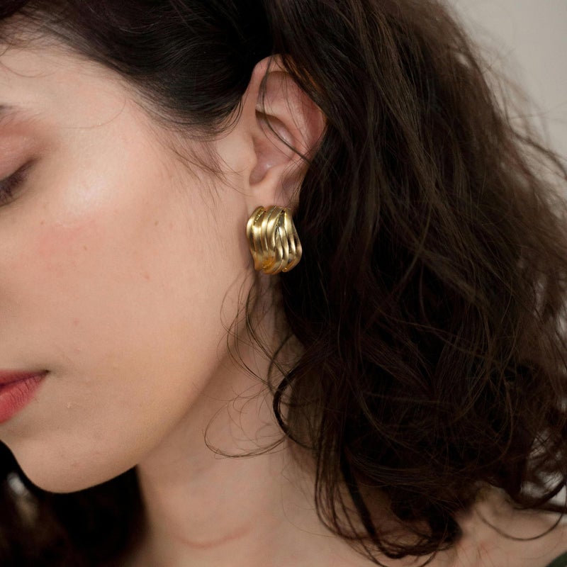 Mytys Two Tone Huggie Hoop Earrings Cross Over Design Twisted Rope Silver Gold Statement Wide Band Clip On Hoops for Women Fashion Jewelry Gift (Wave Gold) - Image 2
