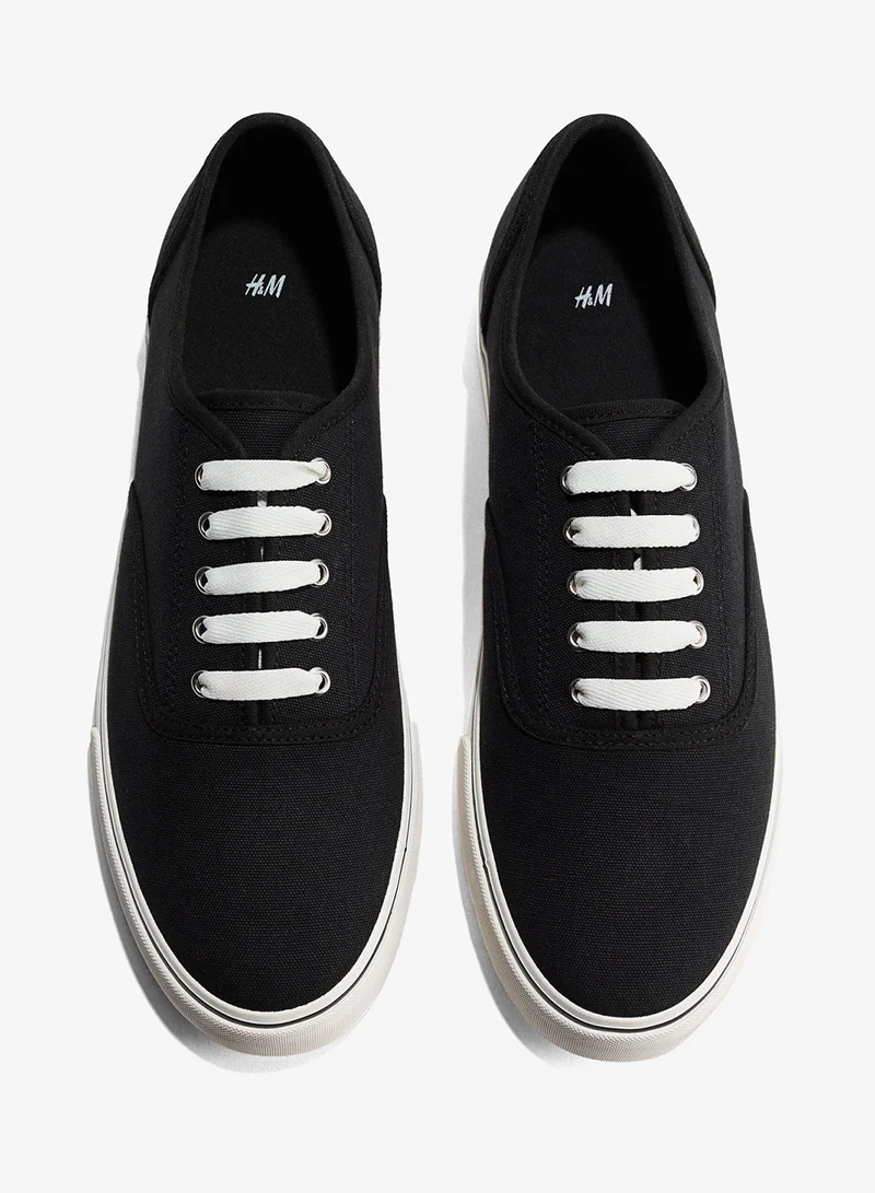 اتش اند ام حذاء رياضي من القماش