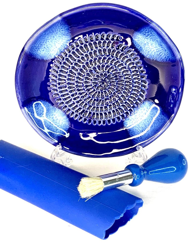 BonCera, All-in-one Premium Ceramic Garlic Grater Plate 4-Piece Set - Blue Cross Glazed Design and Style - For Garlic, Ginger, Chocolate, and more! - Comes with 5.25" Plate, Peeler, Brush, and Stand - Image 5
