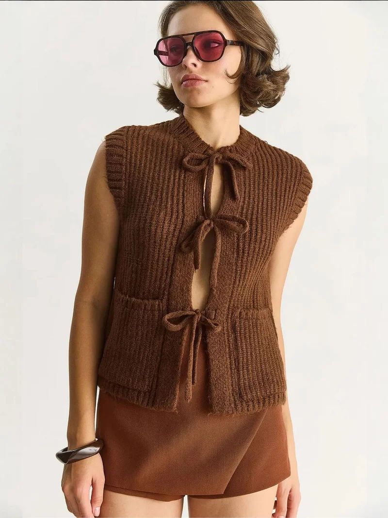 بيانكو لوتشي سترة محبوكة بنسيج لوكسي مع ربطة عنق