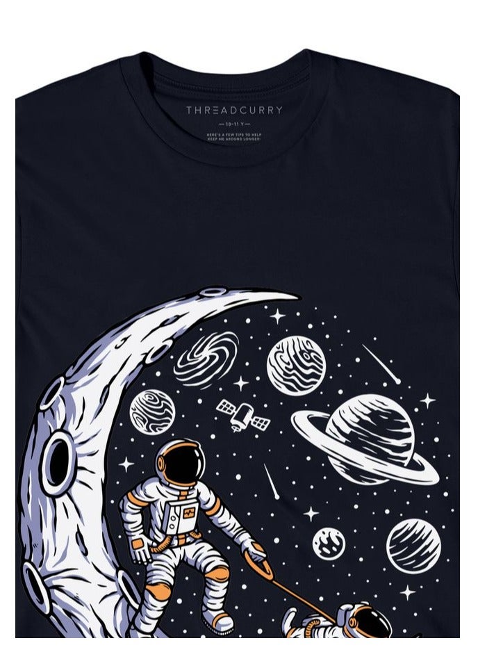 ثريد كاري تي شيرت THREADCURRY Space Walk رائد الفضاء للأولاد باللون الأزرق الداكن برقبة دائرية مطبوع  - Image 3