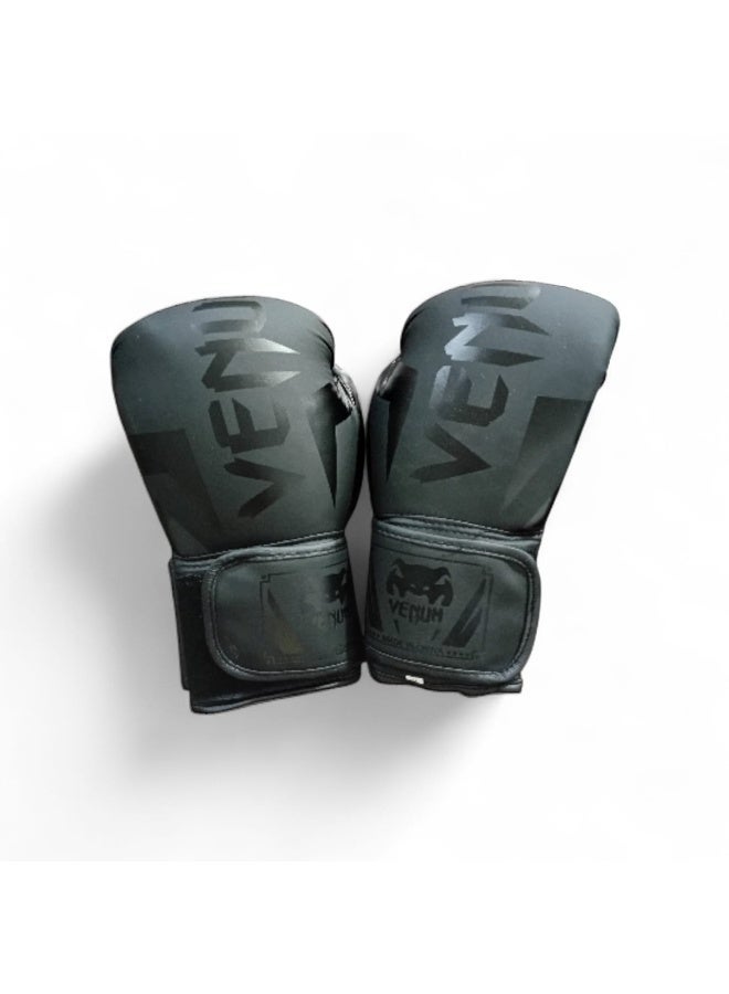 فينوم ​قفازات ملاكمة احترافية للأطفال من VENUM - مقاس 6 أونصة (6 OZ) - Image 1