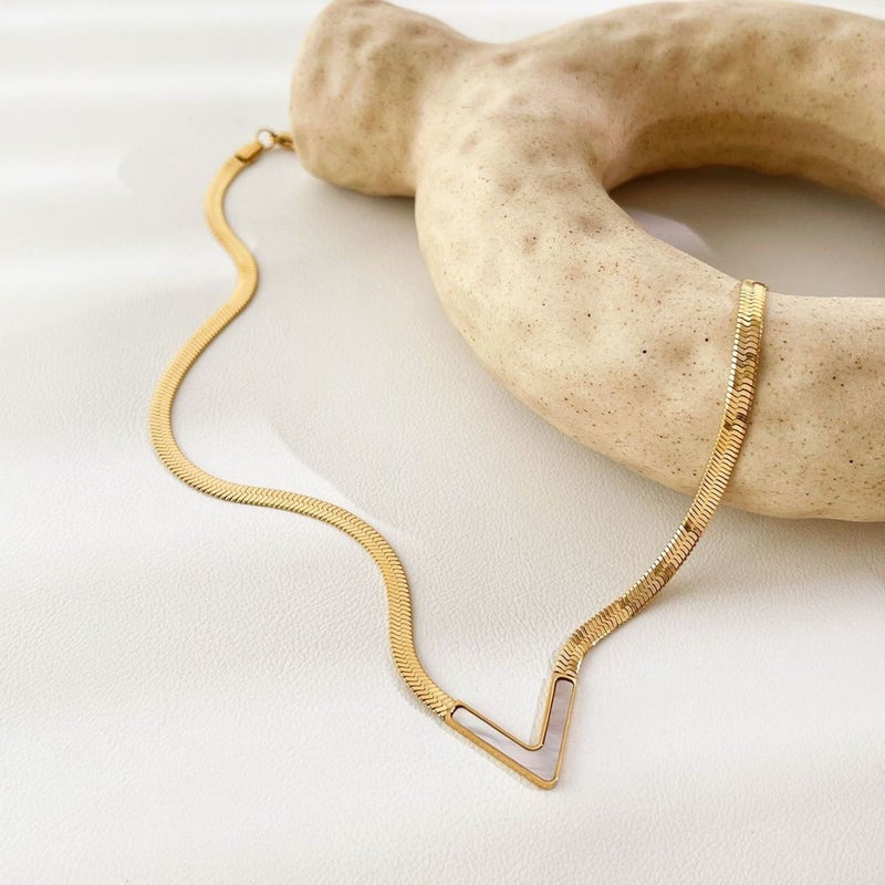 Elegant European and American Internet celebrity titanium steel V-shaped necklace Womens Light luxury high-grade flat snake bone chain clavicle chain non-fading accessories Gold-white V-shaped female necklace