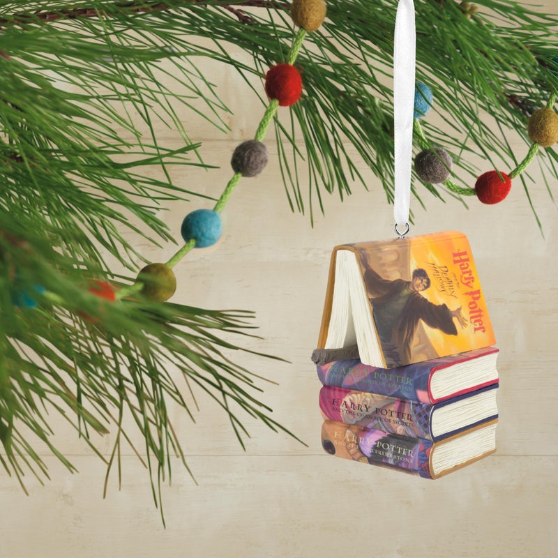 هولمارك Hallmark Harry Potter كتب مكدسة مع Wand Christmas Ornament Resin 2.23 × 2.75 × 2.28 بوصة (0002HCM9130) - Image 5