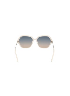 GUESS نظارة شمسية نسائية بتصميم غير متماثل مع حماية من الأشعة فوق البنفسجية - GU0013421P55 - مقاس العدسة: 55 مم - أبيض لامع  - Image 4