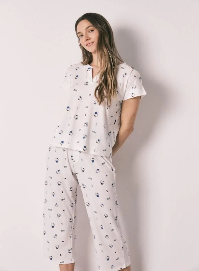 ومن سيكريت بيجاما بأكمام قصيرة، مرحبا يا قط صغير