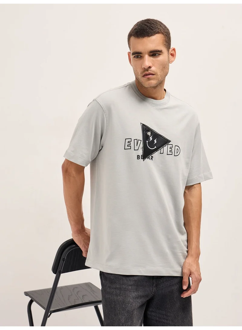 Men's Light Grey Patch Graphic Printed Oversize Crew Neck T-shirt Perfect For Casual Wear, Gym, Travel, Or Layering Stylish And Versatile Essential For Every Wardrobe