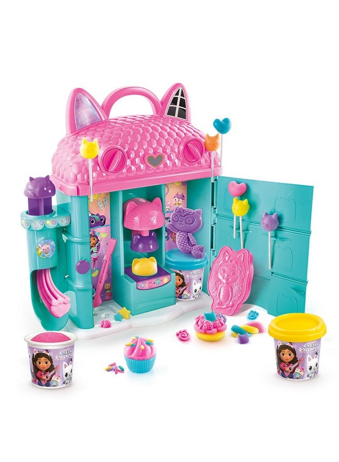 كانال تويز بيت العجين من Gabby'S Dollhouse ™! استمتع بوقت رائع مع القطط في تشكيل وتشكيل وتشكيل العجين الملون والديكورات بيت العجين من Gabby'S! سهل التخزين والحمل! مناسب للأعمار من 4 سنوات فما فوق - Image 4