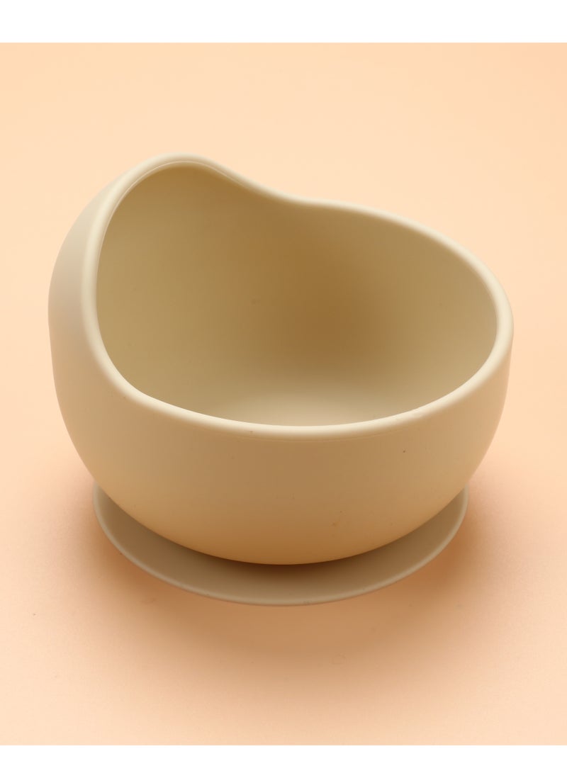 راكاي طقم تغذية الأطفال من السيليكون، 5 قطع، لونها بيج، وبيشمل مريلة ووعاء شفط وصينية مقسمة وقطع أكل. - Image 3