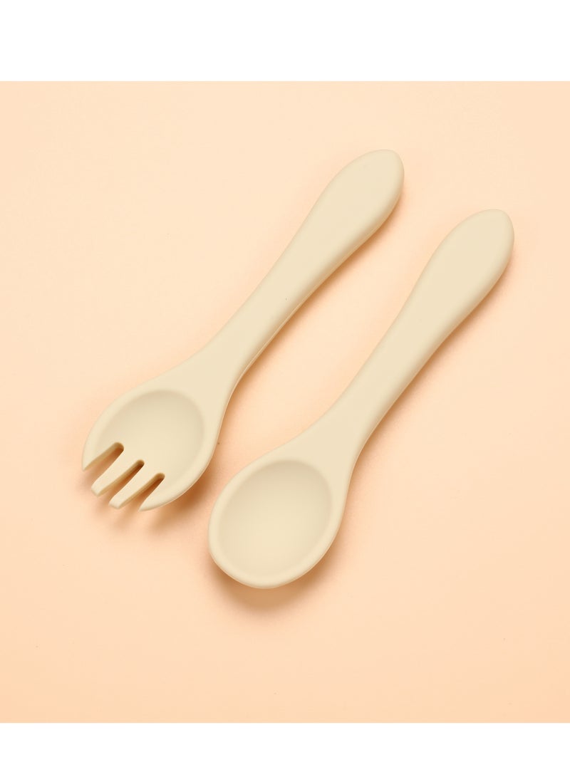 راكاي طقم تغذية الأطفال من السيليكون، 5 قطع، لونها بيج، وبيشمل مريلة ووعاء شفط وصينية مقسمة وقطع أكل. - Image 4