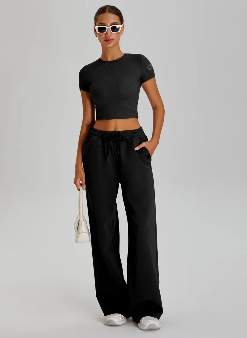 Kawn.yoga Licorice Black Fitted Short Sleeves Shirt for Women | Best Price UAE