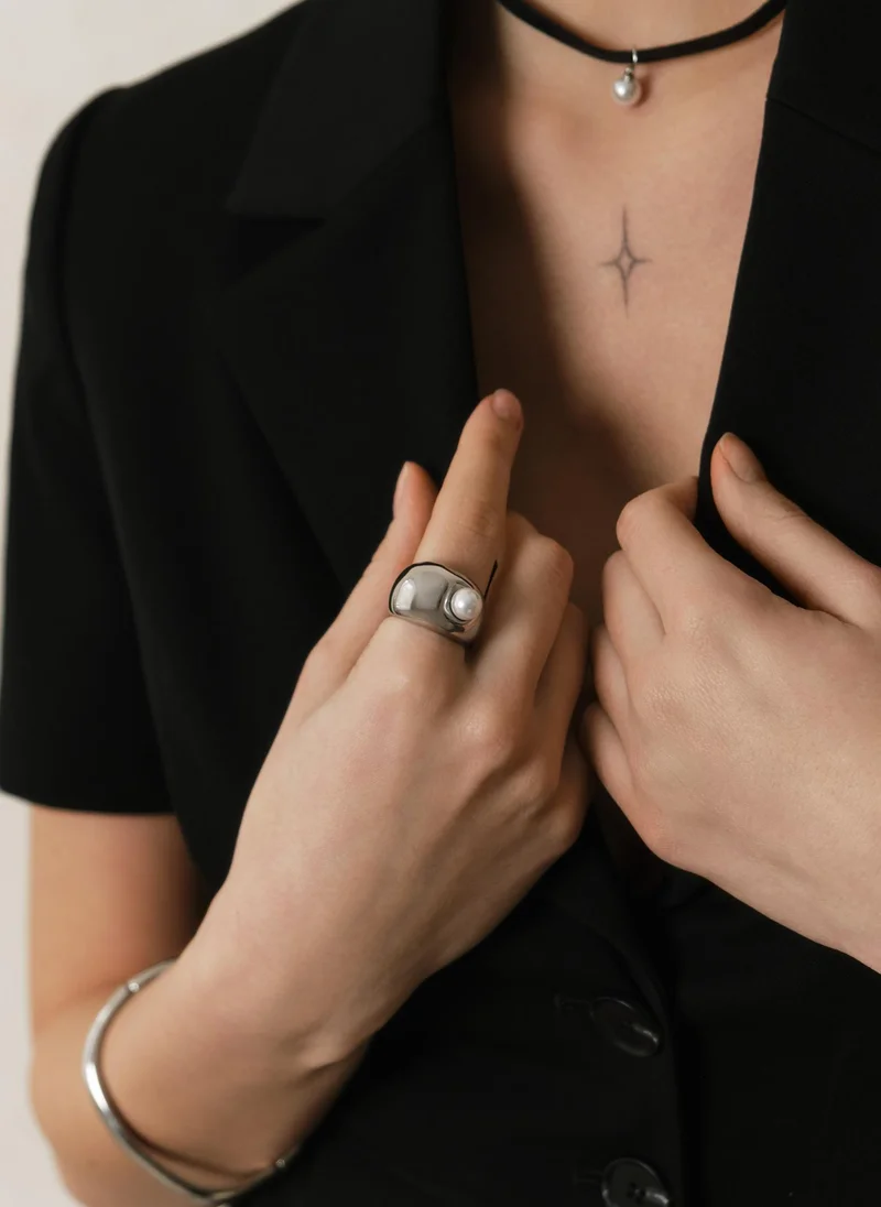 Puffy ring with large pearl