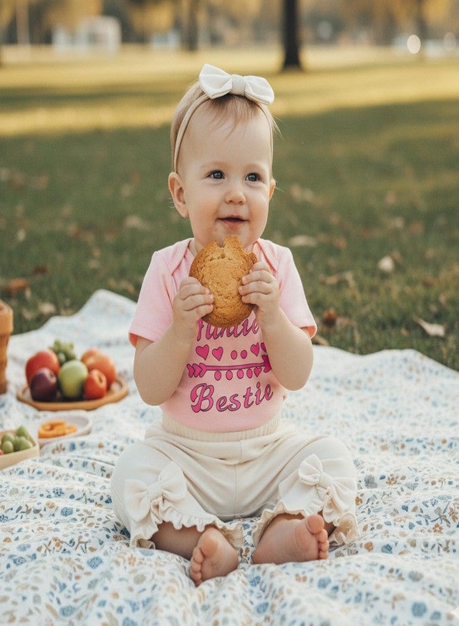 طقم ملابس ربيعي مكون من 3 قطع من Aunties Besties Baby Girl، يتضمن رومبير بأكمام قصيرة مطبوع عليه حروف، وبنطال واسع، وعصابة رأس (وردي، 6-9 أشهر). - Image 4
