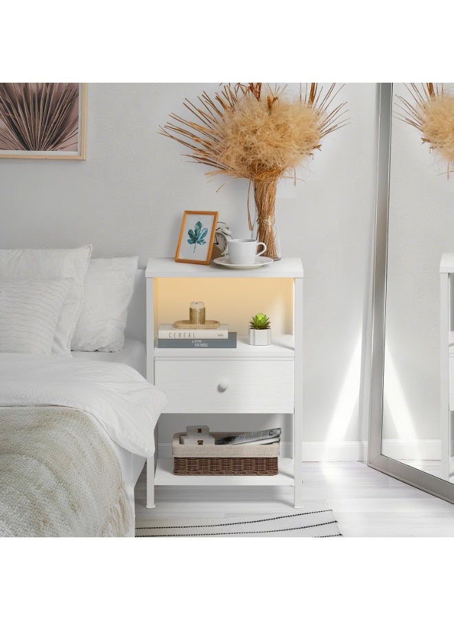 يانارا طاولة سرير بيضاء مع محطة شحن، طاولة ليلية LED مع أدراج قماشية ورف، طاولة جانبية مع منافذ USB ومقابس كهرباء، طاولة سرير عصرية حديثة، تصميم أبيض بسيط - Image 1
