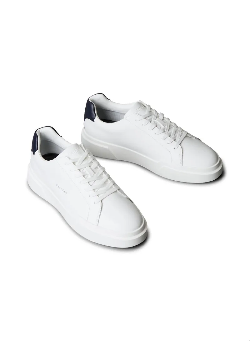 كالفن كلاين جينز سنيكرز جلدي ناعم بشعار