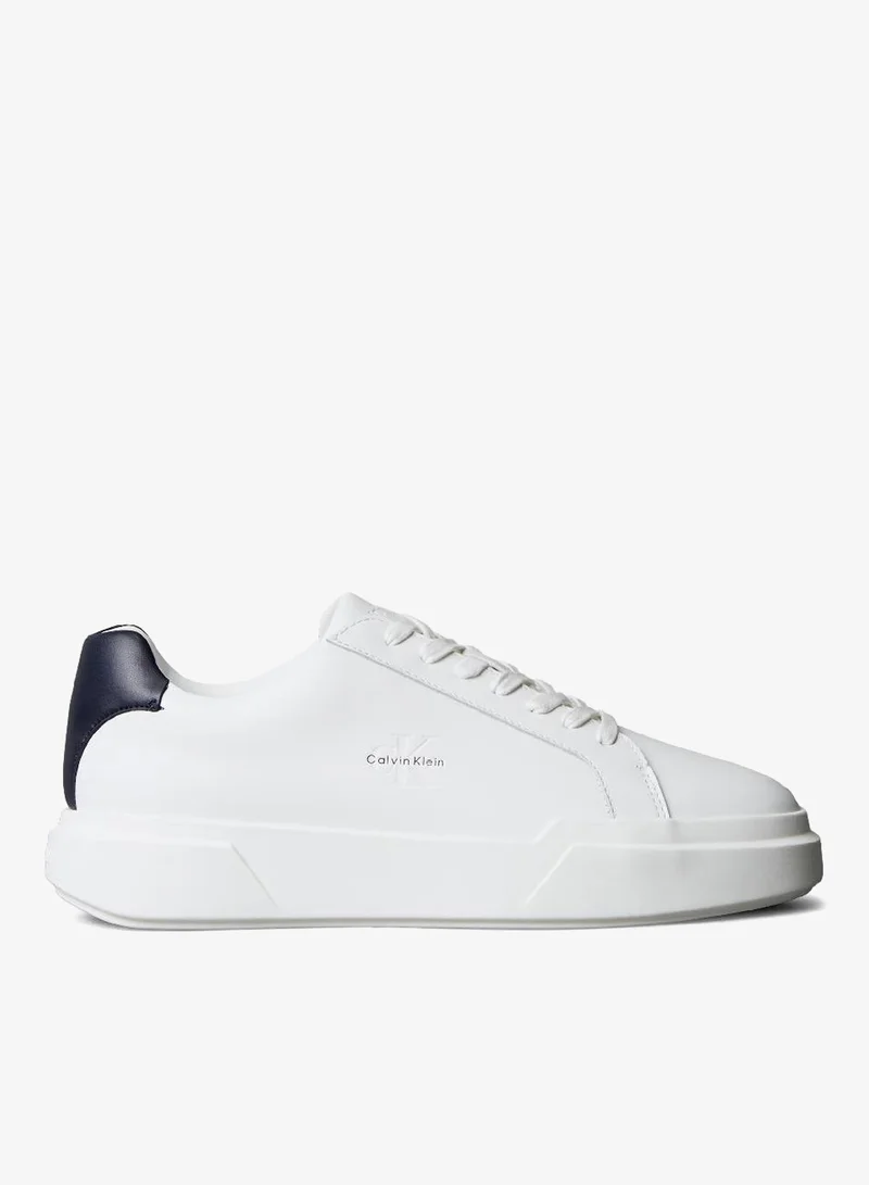 كالفن كلاين جينز سنيكرز جلدي ناعم بشعار