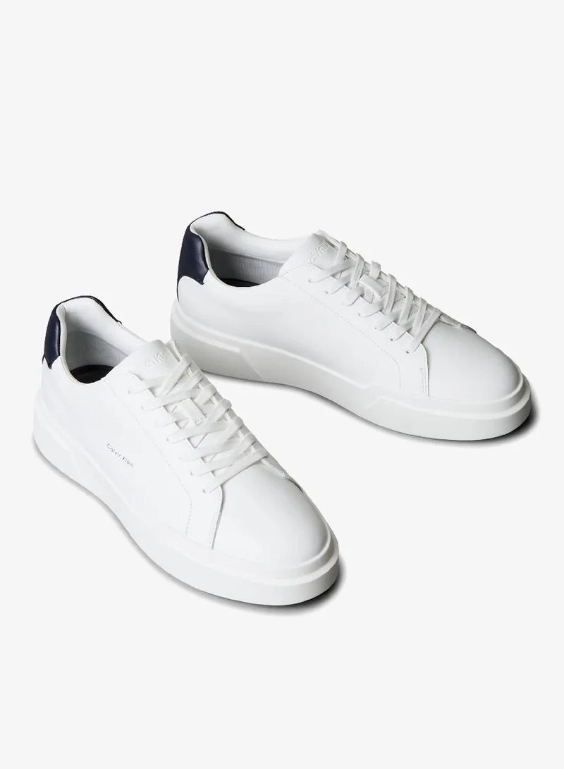 كالفن كلاين جينز سنيكرز جلدي ناعم بشعار