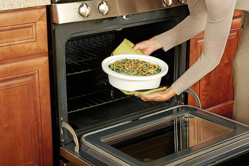 كروك بوت قدر الطهي البطيء Crock-Pot صغير سعة 2.5 لتر بلون أبيض/أزرق، يتميز بوجبات سريعة وجذابة للنظر، وهو متين ومدمج في الحجم. - Image 3