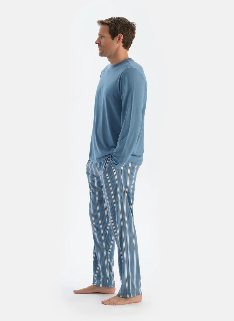 داجي T-shirt & Trousers Pajama Set Crew Neck Supreme Mid Rise Sleepwear