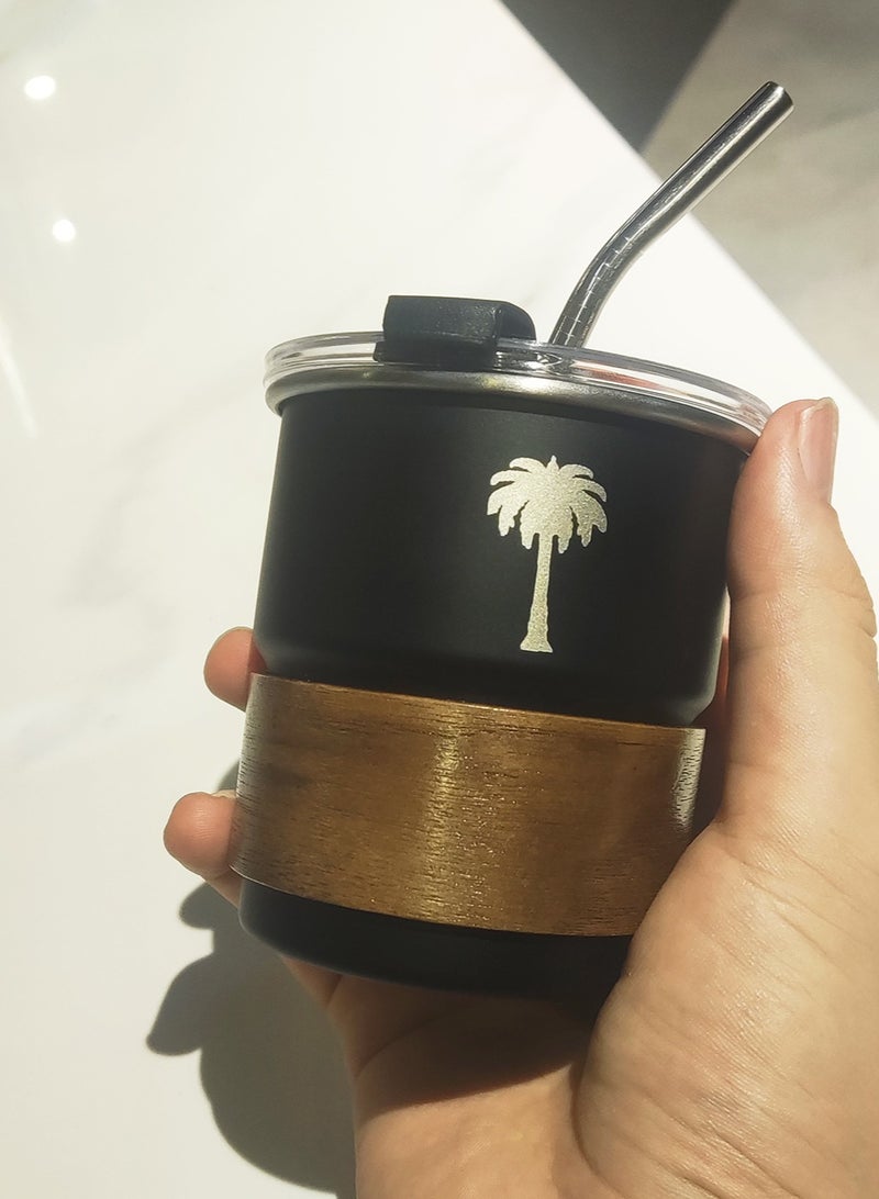 ح واحة 304 كوب مشروبات باردة من الفولاذ المقاوم للصدأ - تصميم بشعار سعودي، كوب قهوة محمول للمشروبات الساخنة والباردة، يتضمن قشة وغطاء مقاوم للحرارة للمنزل والتخييم في الهواء الطلق (أخضر، 300 مل) - Image 2