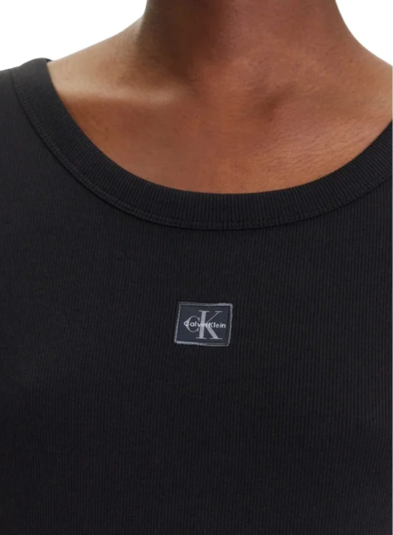 كالفن كلاين جينز تيشيرت بشعار برقبة دائرية وقصة كروب