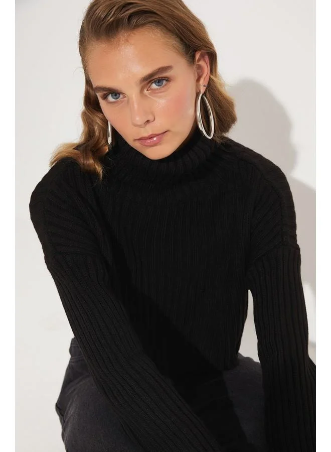 JUNE June Exclusive Turtleneck Sweater Black