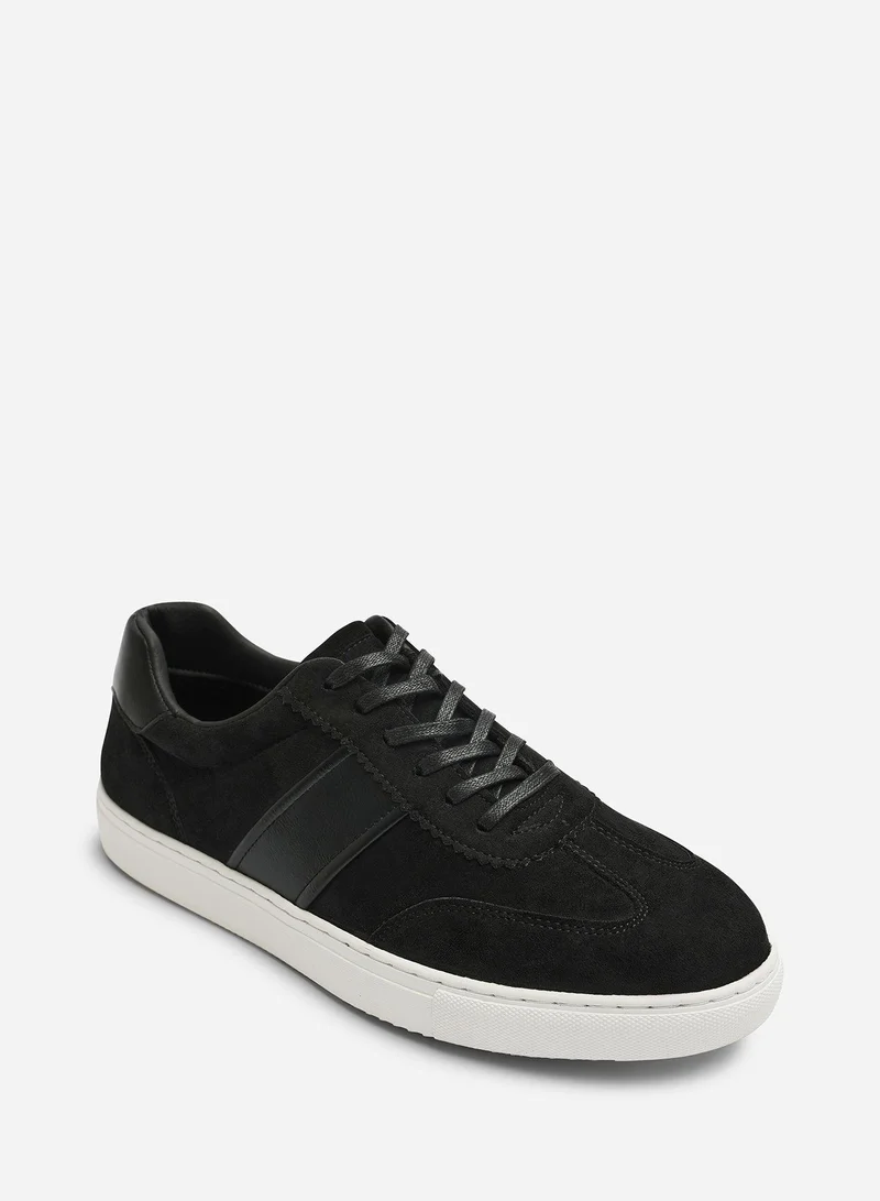 ويرز ذات فروم Clark Low Cut Lace Up Trainers