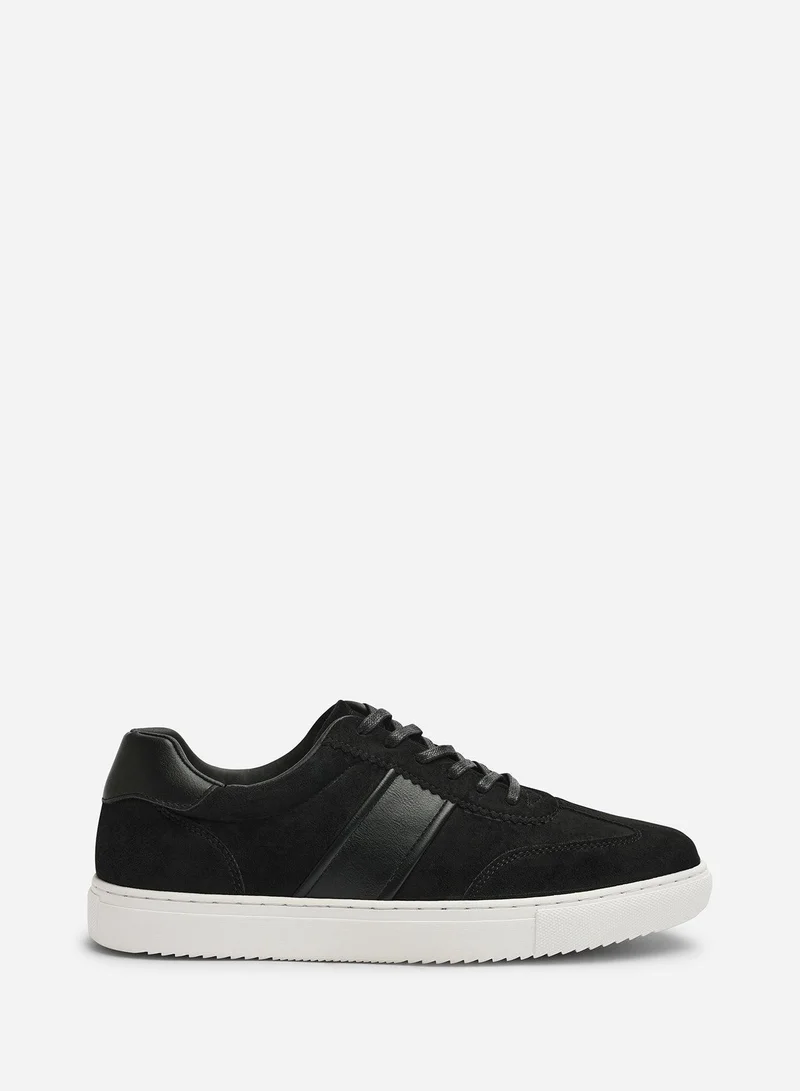ويرز ذات فروم Clark Low Cut Lace Up Trainers
