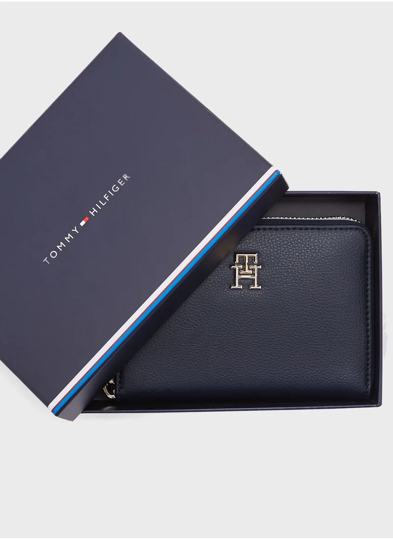 TOMMY HILFIGER Essential Medium Clutch