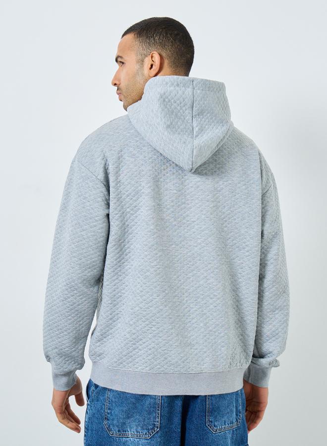 ستايلي هودي واسع بتفاصيل بارزة الملمس - Image 4