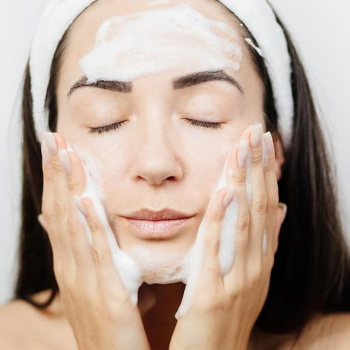 Serious Skincare - Gentle Cleansing and Exfoliating Retinol Facial Wash - Skin Hydrating Gel to Foam Cleanser - Clarify Pores - Removes Makeup, Oil, and SPF - Avena Sativa Extract - 12 Fl. Oz. - Image 2