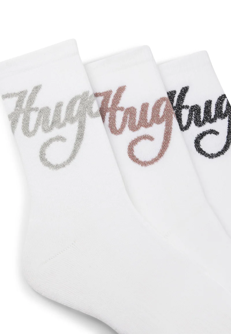 هوجو ثلاث جوارب قصيرة بشعارات لامعة