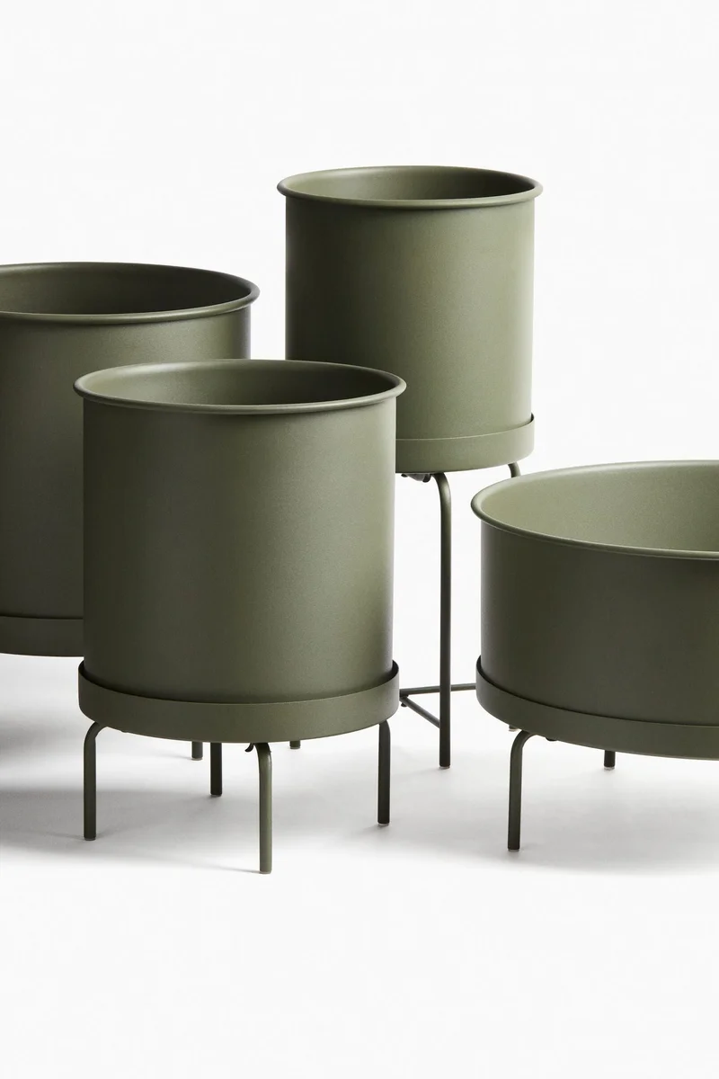 اتش اند ام وعاء نباتات عالٍ من الحديد مع حاملة