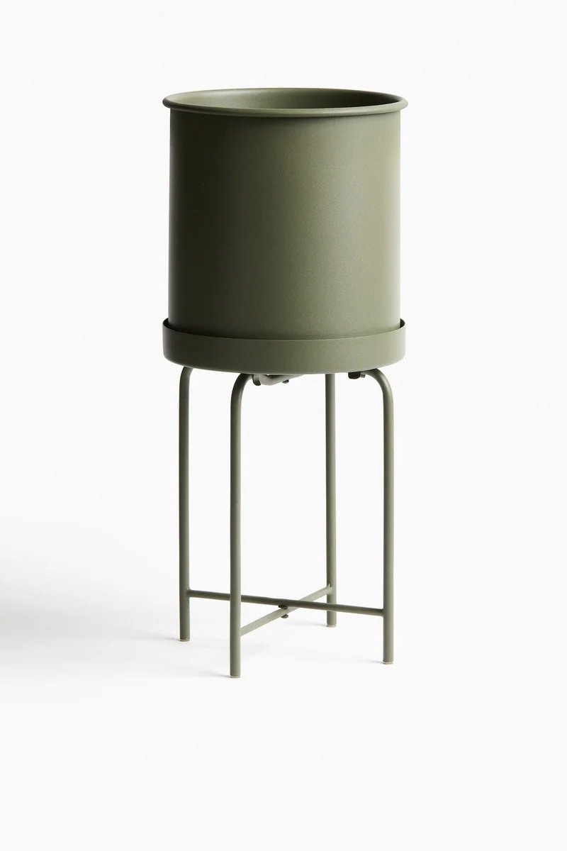 اتش اند ام وعاء نباتات عالٍ من الحديد مع حاملة