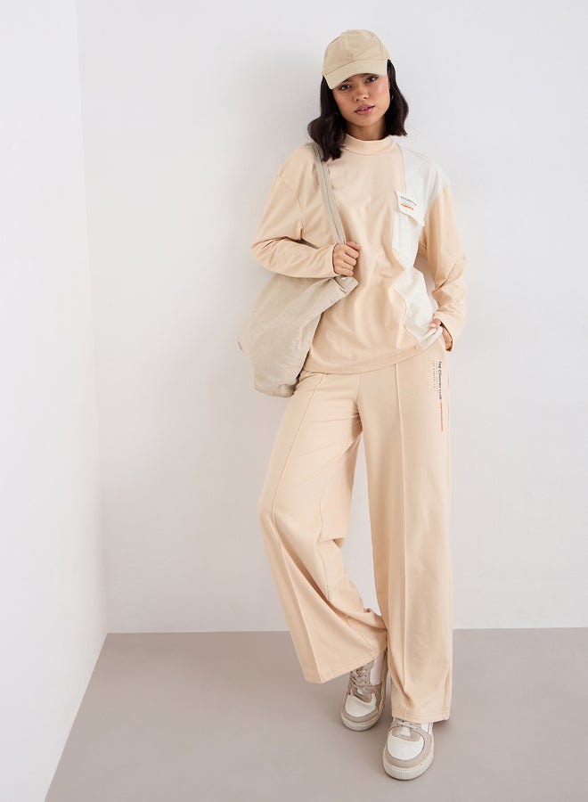 ستايلي طقم منسق من جوغر وتيشيرت بتفاصيل مُتباينة - Image 1