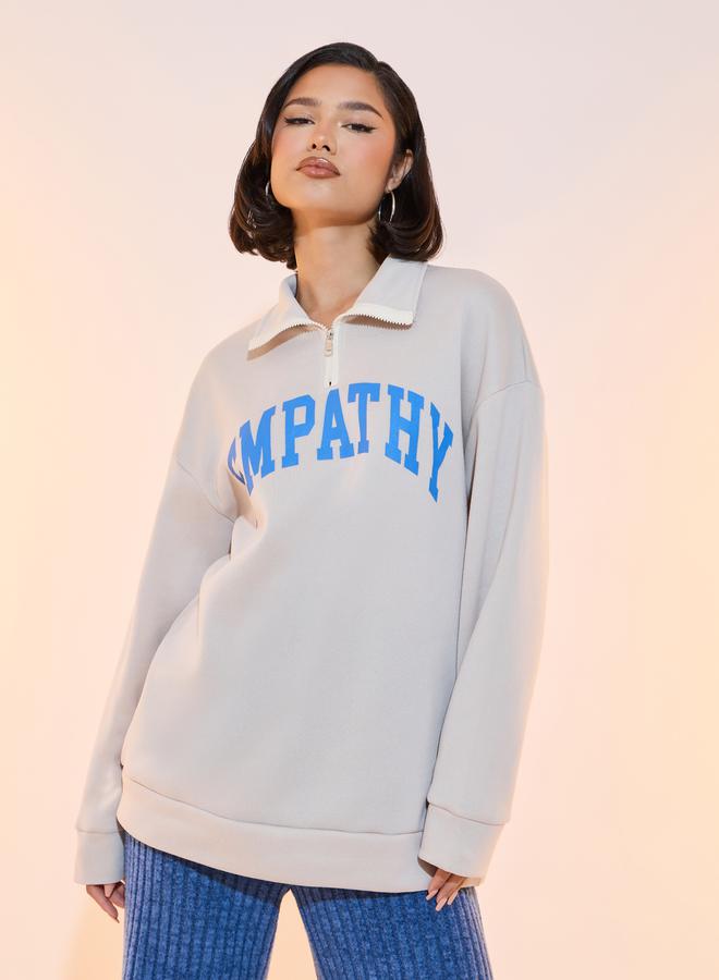 تايك تو سويت شيرت بطبعة كتابة وأكتاف منخفضة - Image 1