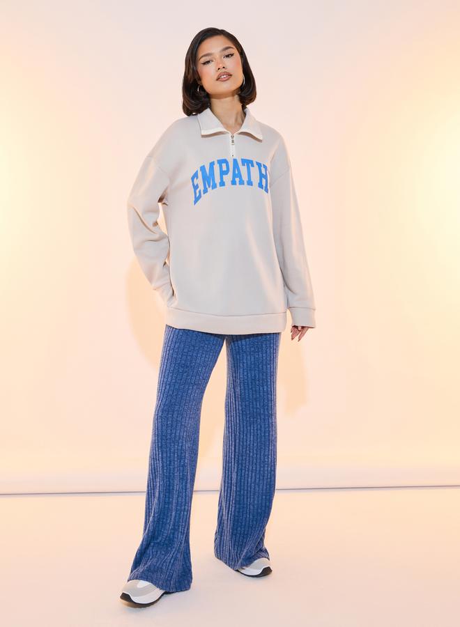 تايك تو سويت شيرت بطبعة كتابة وأكتاف منخفضة - Image 3